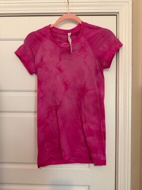 Hot pink Lululemon swiftly tech shirt
